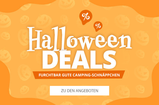 Oranger Hintergrund mit großen weißen Worten 'Halloween DEALS', zwei Prozentzeichen oben, Muster aus Kürbisgesichtern, oranger Streifen 'Furchtbar gute Camping-Schnäppchen' und weißer Button 'Zu den Angeboten'