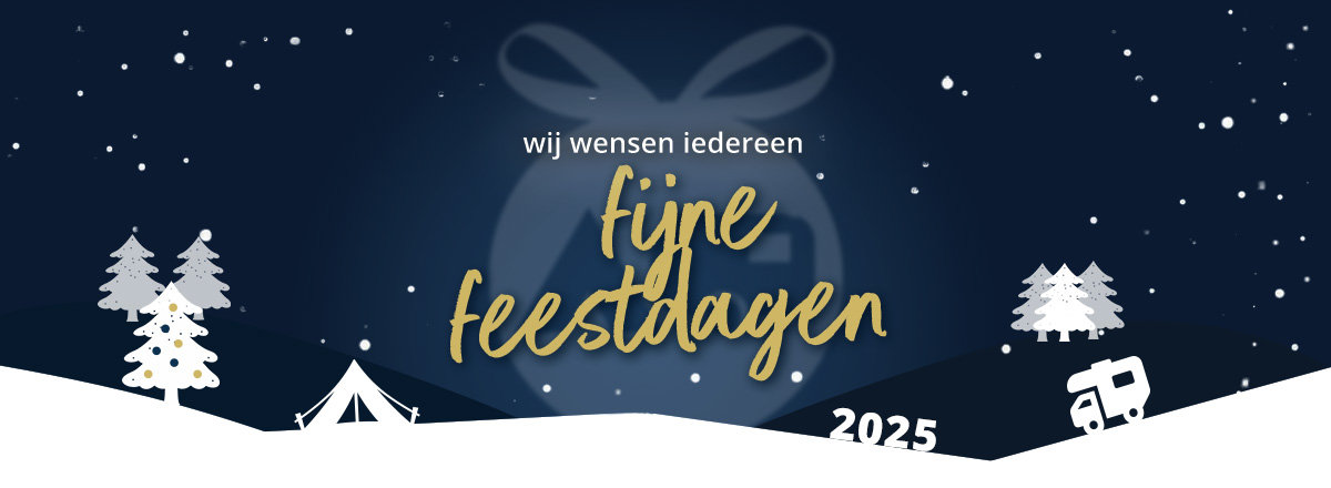 Winterlandschap met dennenbomen en een vrolijke kerstboodschap op het bureaublad