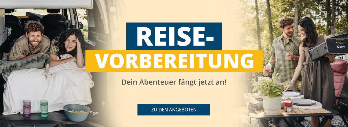 Links: Mann und Frau liegen im offenen Heck eines Wohnmobils auf weißer Bettdecke, zwei Becher vorn. Mitte: blau-gelbes Banner mit weißer Schrift 'REISE-VORBEREITUNG', kleinerer Text 'Dein Abenteuer fängt jetzt an!' und blauer Button 'ZU DEN ANGEBOTE