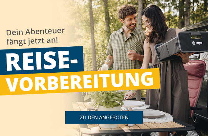 Zwei Personen (Mann und Frau) neben offenem Kofferraum eines Autos mit Koffern und einer Kühlbox; auf einem Klapptisch Teller, Besteck, eine Topfpflanze und ein Karton; überlagert von deutschem Text ‚Dein Abenteuer fängt jetzt an!‘, ‚REISE-VORBEREITU