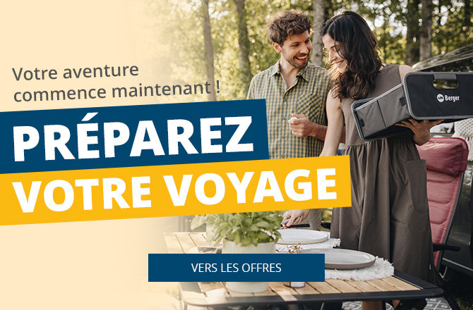 Deux personnes (un homme et une femme) à côté d'un coffre de voiture ouvert avec des valises et une glacière ; une table pliante avec assiettes, couverts, une plante en pot et un carton ; texte allemand superposé 'Dein Abenteuer fängt jetzt an!', 'REISE-VORBEREITUNG' et un bouton 'ZU DEN ANGEBOTEN'