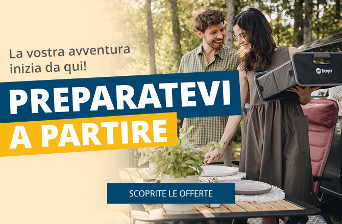 Due persone (un uomo e una donna) accanto al bagagliaio aperto di un'auto con valigie e una borsa frigo; un tavolo pieghevole con piatti, posate, una pianta in vaso e una scatola di cartone; testo tedesco sovrapposto 'Dein Abenteuer fängt jetzt an!', 'REISE-VORBEREITUNG' e un pulsante 'ZU DEN ANGEBOTEN'