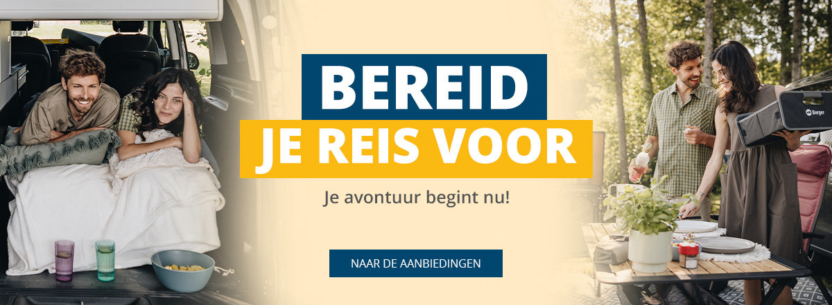 Links: man en vrouw liggend in de open achterzijde van een camper op wit beddengoed, twee bekers op de grond. Midden: blauw-geel banner met witte tekst 'REISE-VORBEREITUNG', kleinere tekst 'Dein Abenteuer fängt jetzt an!' en blauwe knop 'ZU DEN ANGEBOTEN'. Rechts: man en vrouw bij een buitentafel met keukengerei en potplanten; bomen op de achtergrond