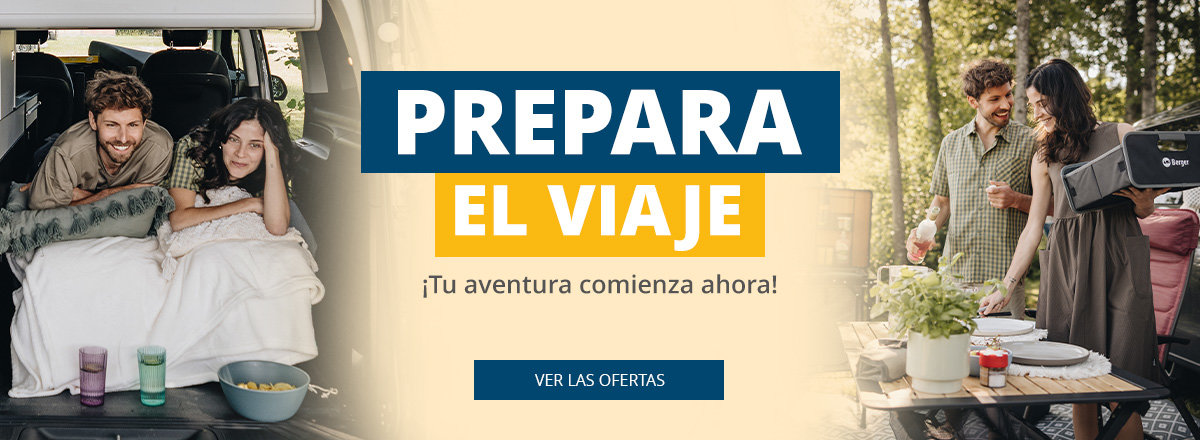 Izquierda: hombre y mujer acostados en la parte trasera abierta de una furgoneta camper sobre ropa de cama blanca, dos tazas en el suelo. Centro: banner azul y amarillo con texto blanco 'REISE-VORBEREITUNG', texto más pequeño 'Dein Abenteuer fängt jetzt an!' y botón azul 'ZU DEN ANGEBOTEN'. Derecha: hombre y mujer de pie junto a una mesa exterior con utensilios de cocina y plantas en maceta; árboles de fondo