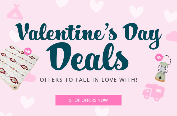 Pink background with white hearts, large text 'Valentinstag Deals', smaller text 'Angebote zum Verlieben!', pink button 'Zu den Angeboten', left rug with percent tag, top right blender with percent tag, bottom right caravan icon