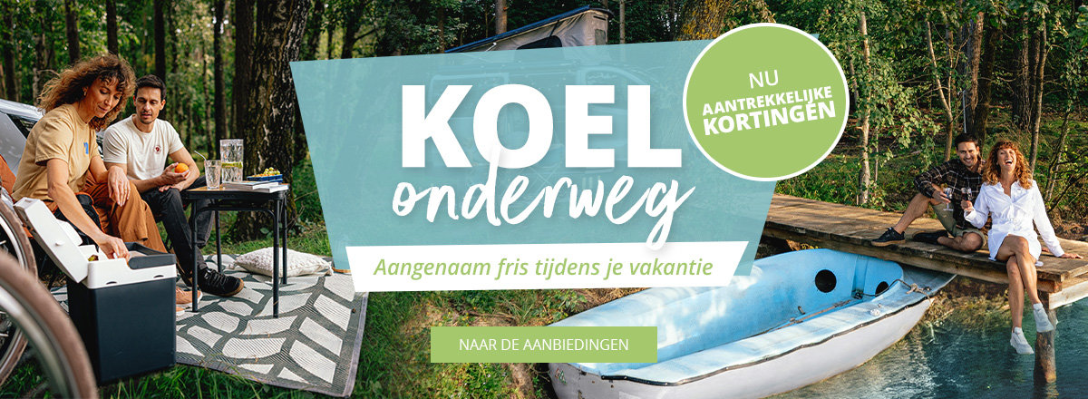 Desktop Slider Banner Vrouw ontspannen in een ligstoel in het bos met koelbox naast haar
