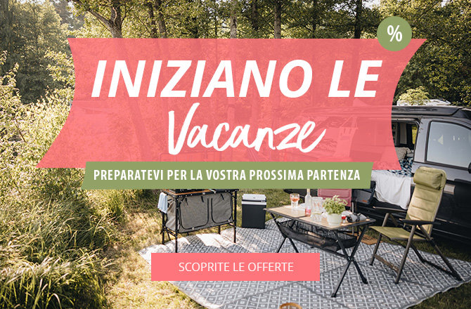 Slider mobile con riferimento all'inizio delle vacanze con grandi offerte. Un gruppo di persone sedute a un tavolo all'aperto che chiacchierano.