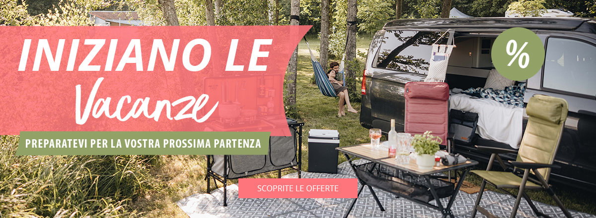 Slider desktop con riferimento all'inizio delle vacanze con grandi offerte. Un gruppo di persone è seduto a un tavolo all'aperto a chiacchierare.