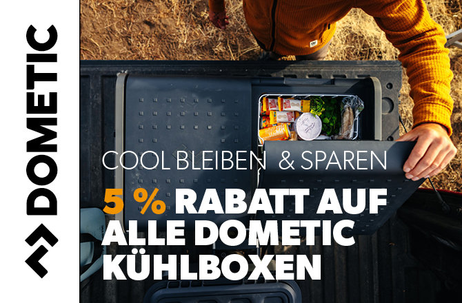 Vogelperspektive auf eine geöffnete Kühlbox mit Lebensmitteln in der Ladefläche eines Fahrzeugs; eine Person in orangefarbener Jacke berührt den Deckel; links vertikales DOMETIC-Logo; überlagert deutscher Text 'COOL BLEIBEN & SPAREN' und '5% RABATT A