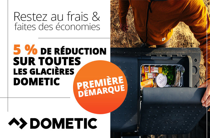 Vue plongeante d'une glacière ouverte avec des aliments dans la benne d'un véhicule; une personne en veste orange touche le couvercle; logo vertical 'DOMETIC' à gauche; texte allemand superposé 'COOL BLEIBEN & SPAREN' et '5% RABATT AUF ALLE DOMETIC KÜHLBOXEN'