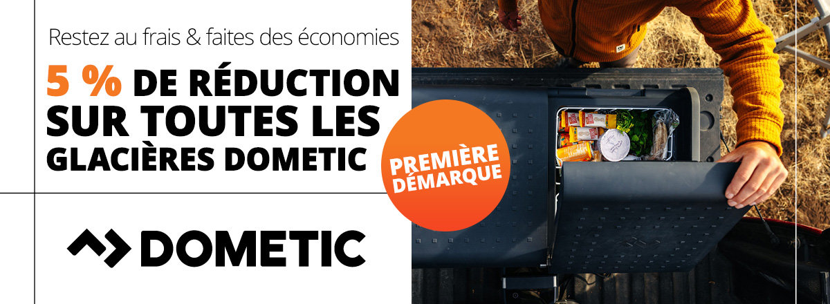 Gauche : panneau blanc avec le texte 'COOL BLEIBEN & SPAREN 5% RABATT AUF ALLE DOMETIC KÜHLBOXEN' et le logo DOMETIC. Droite : photo d'une glacière grise ouverte contenant une bouteille et des aliments, une main en veste orange tient le couvercle, sol avec herbe et gravier
