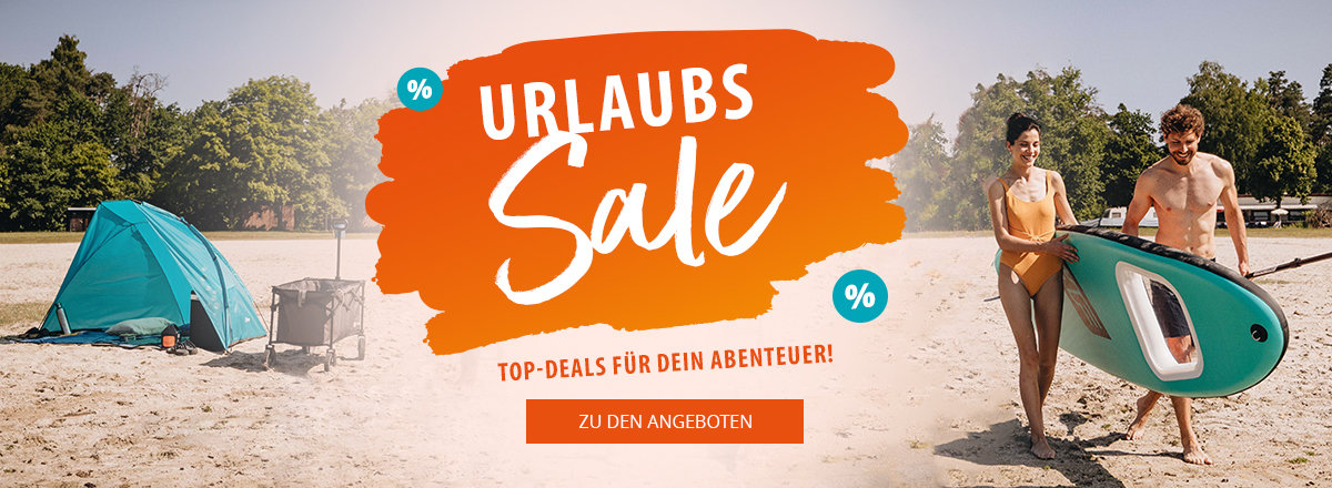 Strand mit blauem Zelt links, orangefarbene Werbegrafik mit Text "Urlaubs Sale" und Prozentzeichen in der Mitte, rechts zwei Personen in Badebekleidung tragen ein Stand-up-Paddle-Board, Bäume im Hintergrund