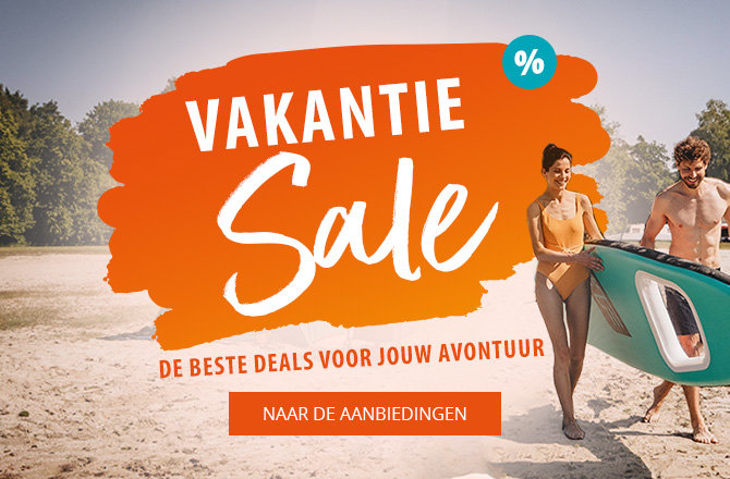 Oranje verfvlek met witte tekst 'URLAUBS Sale' en blauw procentteken, kleine knop 'ZU DEN ANGEBOTEN'; op een zandstrand dragen twee personen in badkleding een groen-turquoise board, bomen op de achtergrond