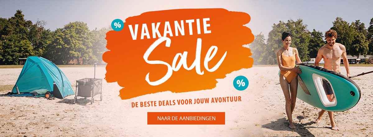 Strand met een blauwe tent links, oranje promotiegrafiek met de tekst "Urlaubs Sale" en procenttekens in het midden, rechts twee personen in badkleding dragen een stand-up paddleboard, bomen op de achtergrond
