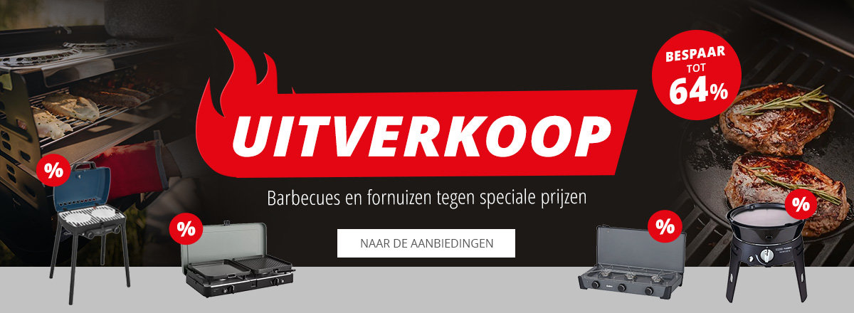 Links reclamebanner met rood paneel en witte tekst 'GROSSER ABVERKAUF', kleine afbeeldingen van grills en de tekst 'Grills & Kocher zum Sparpreis'; rechts twee personen zitten bij een meer naast een draagbare grill op een tafel, een persoon leunt naar de grill; witte knop met 'ZU DEN ANGEBOTEN' zichtbaar