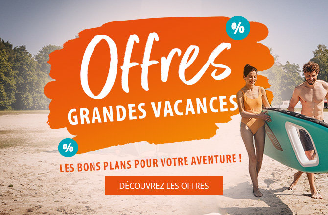 Tache de peinture orange avec texte blanc 'URLAUBS Sale' et symbole pourcent bleu, petit bouton 'ZU DEN ANGEBOTEN' ; sur une plage de sable, deux personnes en maillot portent une planche vert-turquoise, arbres en arrière-plan