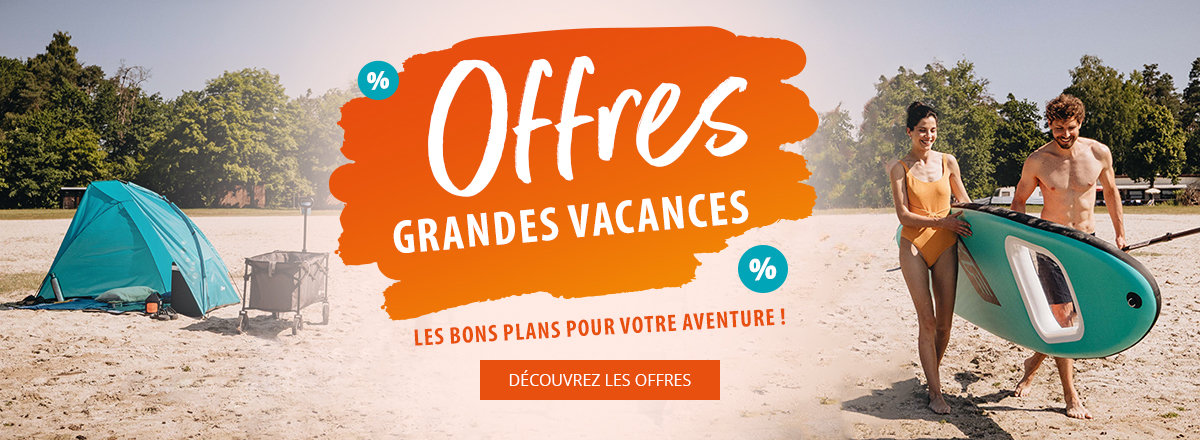 Plage avec une tente bleue à gauche, graphique promotionnel orange au centre avec le texte "Urlaubs Sale" et des symboles de pourcentage, à droite deux personnes en maillot portent un paddleboard, arbres en arrière-plan