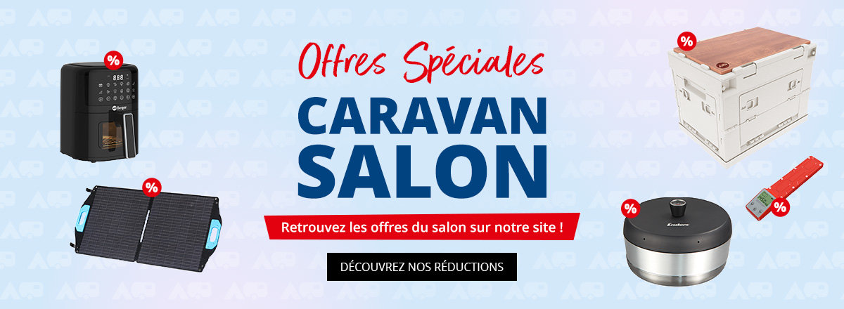 Bannière publicitaire sur fond bleu : grand texte 'ONLINE MESSE ANGEBOTE', à gauche une chaise pliante noire, en haut à gauche deux petits objets rouges et verts avec des symboles pourcentage rouges, en haut à droite des jumelles noires avec un symbole pourcentage rouge, en bas à droite un appareil rond blanc et rouge ; sous le texte principal une bande rouge avec le texte blanc 'Starke Messe-Preise jetzt auch online!' et un bouton noir 'ZU DEN ANGEBOTEN'