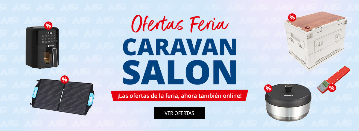 Banner publicitario con fondo azul: texto grande 'ONLINE MESSE ANGEBOTE', a la izquierda una silla plegable negra, arriba a la izquierda dos pequeños objetos rojo y verde con símbolos de porcentaje rojos, arriba a la derecha unos binoculares negros con símbolo de porcentaje rojo, abajo a la derecha un dispositivo redondo blanco y rojo; debajo del texto principal una franja roja con texto blanco 'Starke Messe-Preise jetzt auch online!' y un botón negro 'ZU DEN ANGEBOTEN'