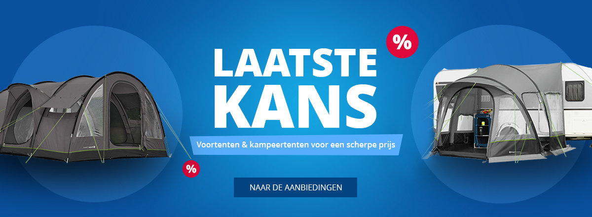 Twee kampeertenten links en rechts, rood label met 'SALE' en procentteken, grote tekst 'LETZTE CHANCE', blauwe achtergrond, knop 'ZU DEN ANGEBOTEN'