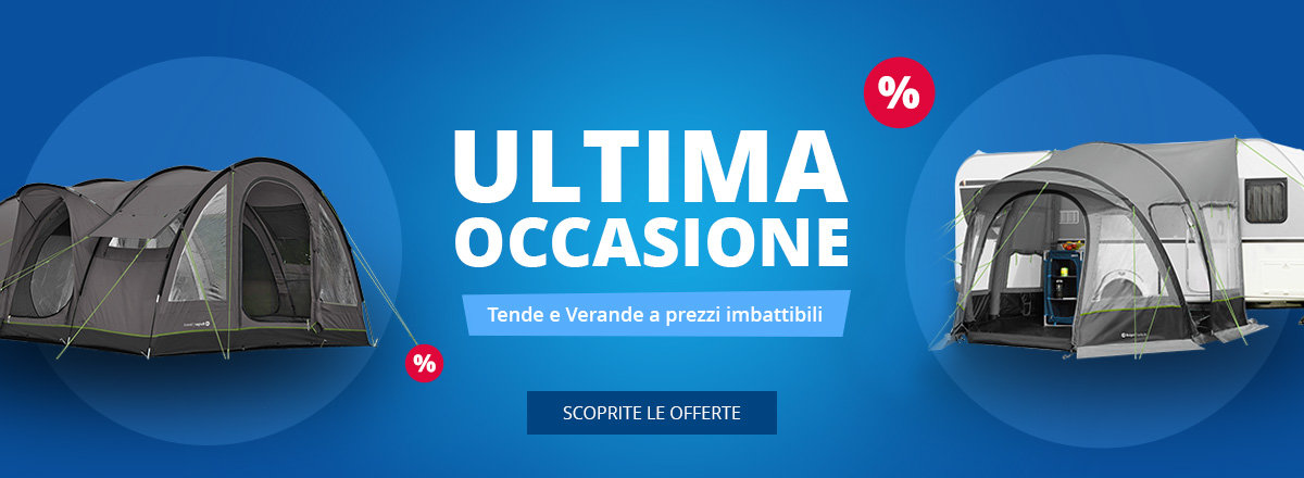 Due tende da campeggio a sinistra e a destra, etichetta rossa con 'SALE' e simbolo percentuale, grande testo 'LETZTE CHANCE', sfondo blu, pulsante 'ZU DEN ANGEBOTEN'