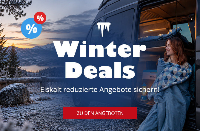 Verschneite Berglandschaft mit See, geparkter Camper mit geöffneter Tür, eine Person in einer Decke sitzt in der Türöffnung, Innenraum beleuchtet, darüber eingeblendeter Schriftzug 'Winter Deals', Prozent‑Symbole und roter Button 'Zu den Angeboten'