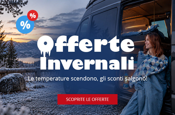 Paesaggio montano innevato con un lago, camper parcheggiato con porta aperta, una persona avvolta in una coperta seduta nello stipite della porta, interno illuminato, testo sovrapposto 'Winter Deals', icone percentuali e pulsante rosso 'Zu den Angeboten'