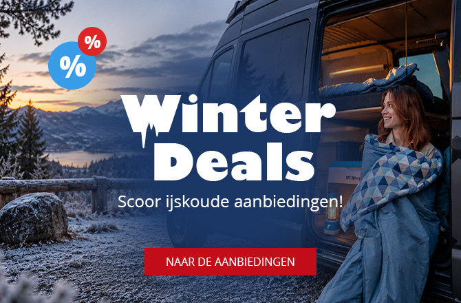 Sneeuwbedekt berglandschap met een meer, geparkeerde camper met open deur, een persoon gewikkeld in een deken zittend in de deuropening, binnenverlichting aan, overliggende tekst 'Winter Deals', procentpictogrammen en een rode knop 'Zu den Angeboten'