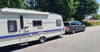 Het trekkend voertuig en de caravan op de juiste manier beladen