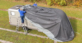 So ziehst du die Schutzhülle ganz leicht über dein Wohnmobil