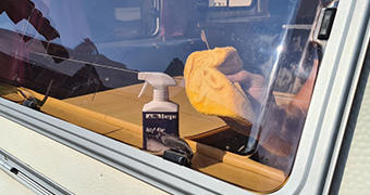 Fenster von Wohnwagen und Wohnmobil reinigen und polieren