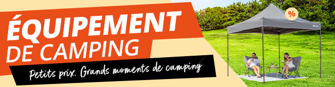 Paysage de montagne avec &eacute;quipement de camping et tente au premier plan