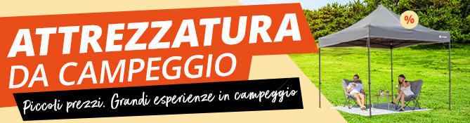 Paesaggio montano con attrezzatura da campeggio e tenda in primo piano