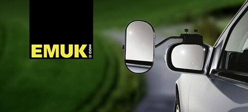 Buitenspiegel van een wit voertuig met een groene achtergrond en EMUK.com-logo