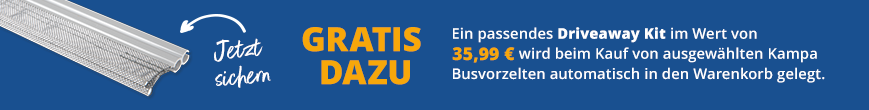 Sechs Menschen sitzen an einem blau gedeckten Tisch mit einer Kaffeekanne, Tassen und Snacks