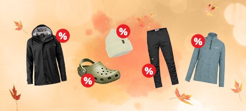 Schwarze Jacke mit Kapuze, olivgrüne Clogs, beige Strickmütze, schwarze Hose, türkisfarbener Pullover, rote Prozentzeichen und herabfallende Herbstblätter vor orangefarbenem Hintergrund