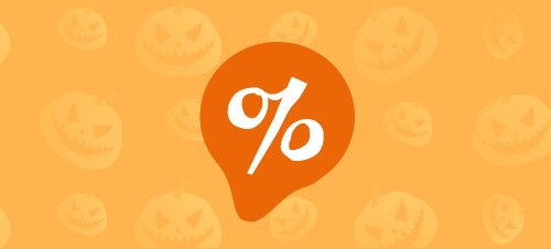 Oranger Pin mit weißem Prozentzeichen vor hellorangefarbenem Hintergrund mit wiederholten Kürbisgesichtern