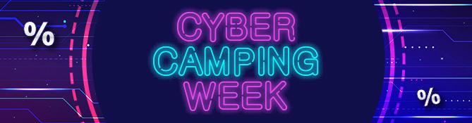 Freundliche Frau mit Bart und blauem Kapuzenpullover lächelt in die Kamera