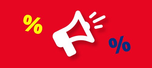 Weißes Megafon und Briefumschlag auf rotem Hintergrund