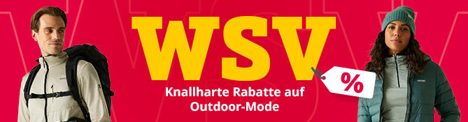 Frau mit rotem Mantel vor Werbebanner mit Rabattangebot