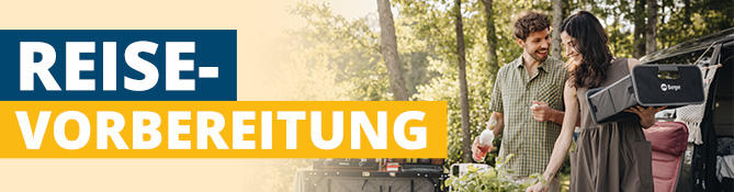 Deux personnes &agrave; c&ocirc;t&eacute; d'une voiture au coffre ouvert; &agrave; gauche une banni&egrave;re indiquant &laquo;REISE-VORBEREITUNG&raquo;; arbres en arri&egrave;re-plan