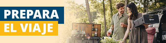 Dos personas junto a un coche con el maletero abierto; a la izquierda un cartel con 'REISE-VORBEREITUNG'; &aacute;rboles al fondo