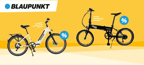 Zwei Fahrräder, ein weißes klappbares Fahrrad links und ein schwarzes Elektrofahrrad rechts vor blauem und gelbem Hintergrund