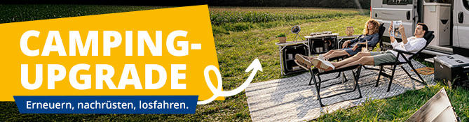 Personen beim Kanufahren auf ruhigem Fluss