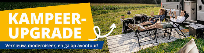 Mensen kano&euml;n op een rustige rivier