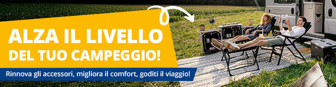 Persone che fanno canoa su un fiume calmo