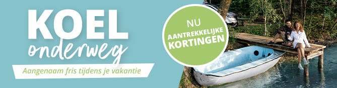 Mensen zitten buiten aan een tafel en praten