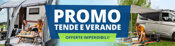 Camper e roulotte con tendalini, persone sedute su sedie da campeggio a un tavolo, grande banner blu con la scritta 'ZELTWOCHEN Unschlagbare Deals'