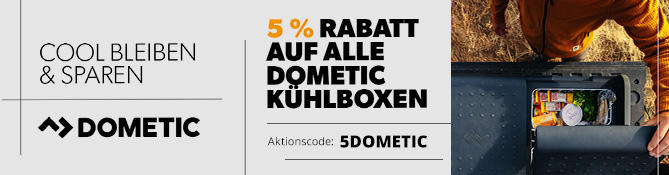 Werbebanner in drei Bereichen: links grauer Bereich mit Text 'COOL BLEIBEN & SPAREN' und Dometic-Logo; mittig wei&szlig;er Bereich mit Text '5% RABATT AUF ALLE DOMETIC K&Uuml;HLBOXEN' und 'Aktionscode: 5DOMETIC'; rechts dunkles Foto eines offenen Koffers mit ei