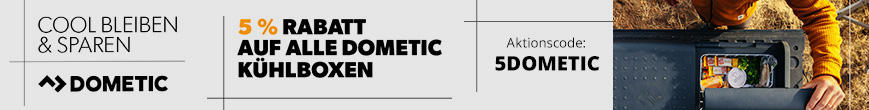 Banner mit Dometic-Logo links, mittig Text '5% Rabatt auf alle Dometic K&uuml;hlboxen' und Aktionscode, rechts eine Person in Herbstkleidung h&auml;lt ein Smartphone &uuml;ber einer K&uuml;hlbox